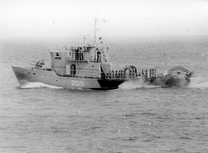 Рейдовый тральщик "РТ-349" выходит в море