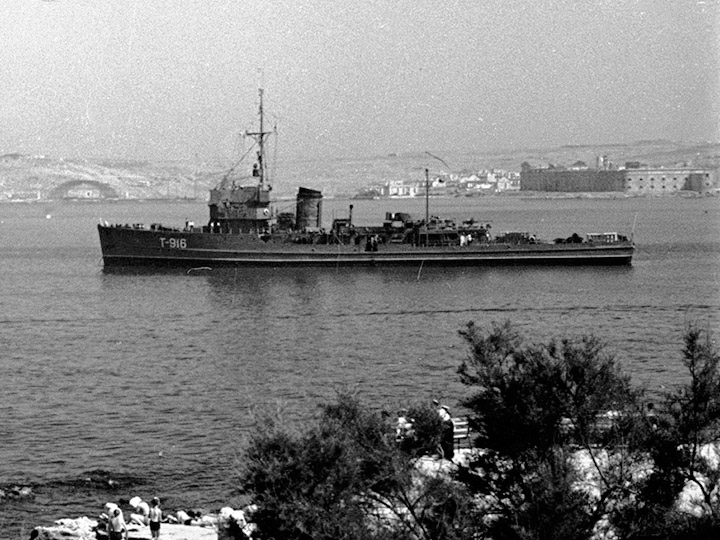 Тральщик "Т-916" Черноморского флота в Севастополе