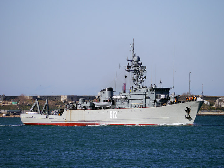 Морской тральщик "Турбинист" заходит в Севастопольскую бухту
