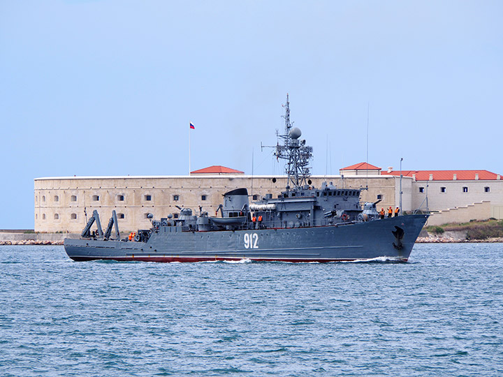 Морской тральщик "Турбинист" на фоне Константиновской батареи, Севастополь