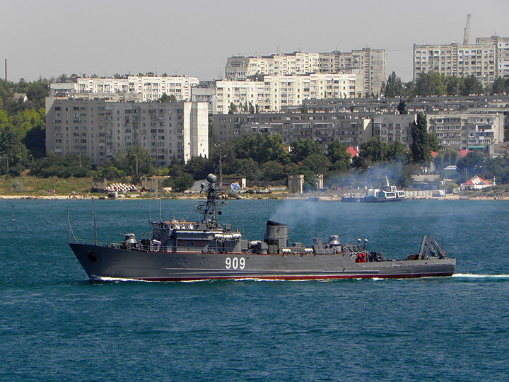 Морской тральщик "Вице-адмирал Жуков" на фоне Северной стороны Севастополя