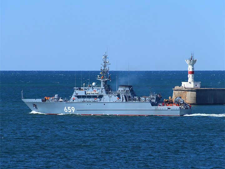 RFS 659 Vladimir Emelyanov a mine-hunter of project 12700 leaving Sevastopol harbor