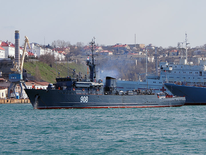Морской тральщик "Вице-адмирал Захарьин" в Южной бухте Севастополя