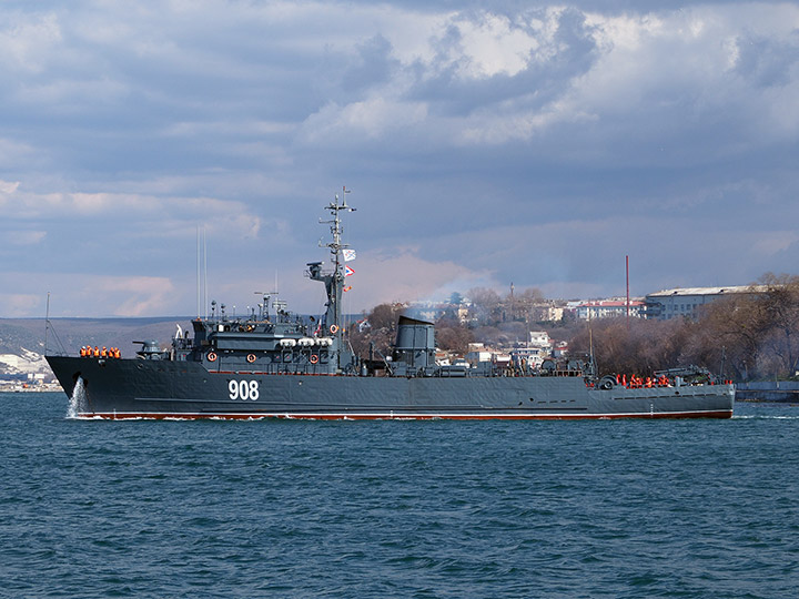 Морской тральщик "Вице-адмирал Захарьин" в Севастополе