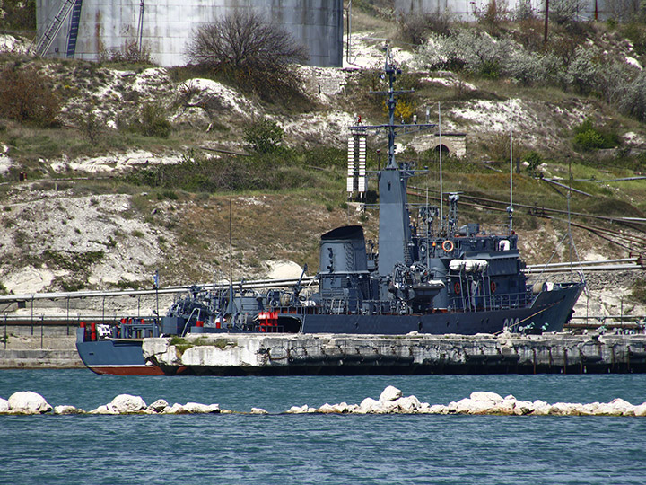 Морской тральщик "Вице-адмирал Захарьин" в Нефтяной гавани, Севастополь