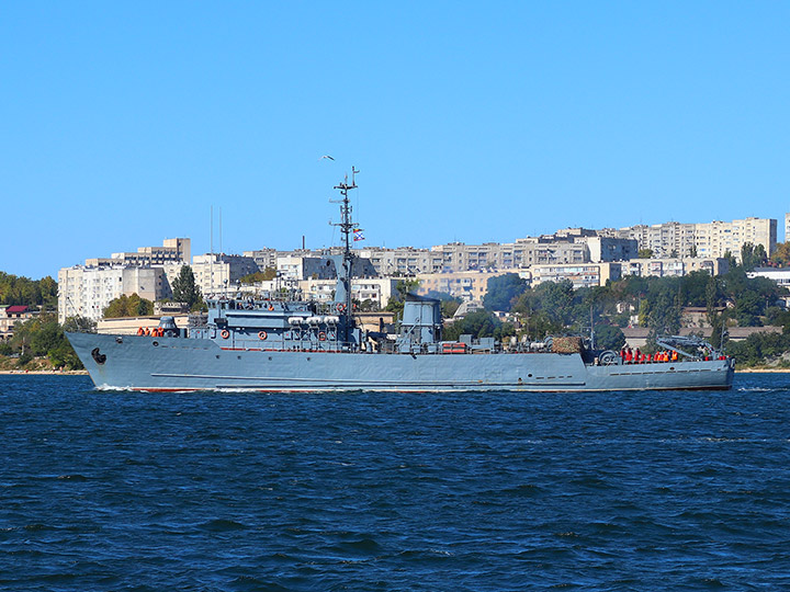 Морской тральщик "Вице-адмирал Захарьин" на фоне Северной стороны Севастополя