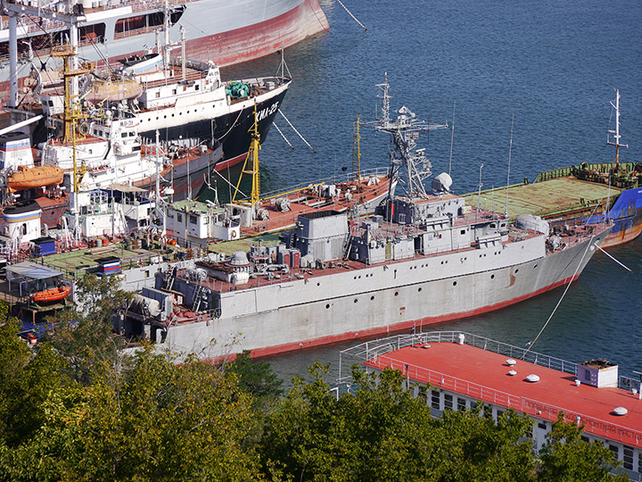 Морской тральщик "Железняков" у докового комплекса в Севастополе