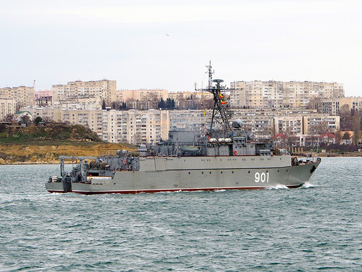Морской тральщик "Железняков" проходит по Севастопольской бухте