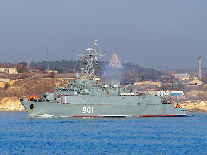 Морской тральщик "Железняков" в Севастопольской бухте