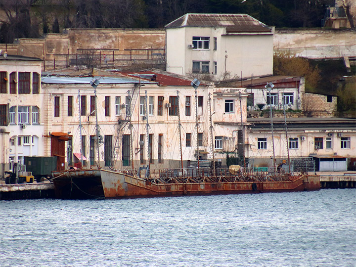 Большой корабельный щит БКЩ-28 в Корабельной бухте Севастополя