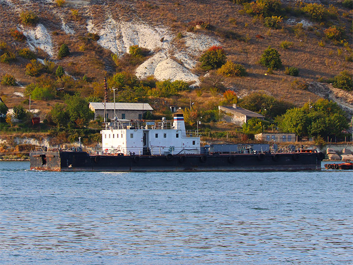 Рейдовая несамоходная наливная баржа БНН-226800 в Севастопольской бухте