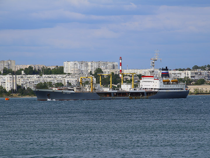 Большой морской танкер "Иван Бубнов" на фоне Северной стороны Севастополя