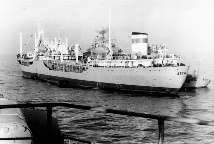 Большой морской танкер "Десна" на боевой службе