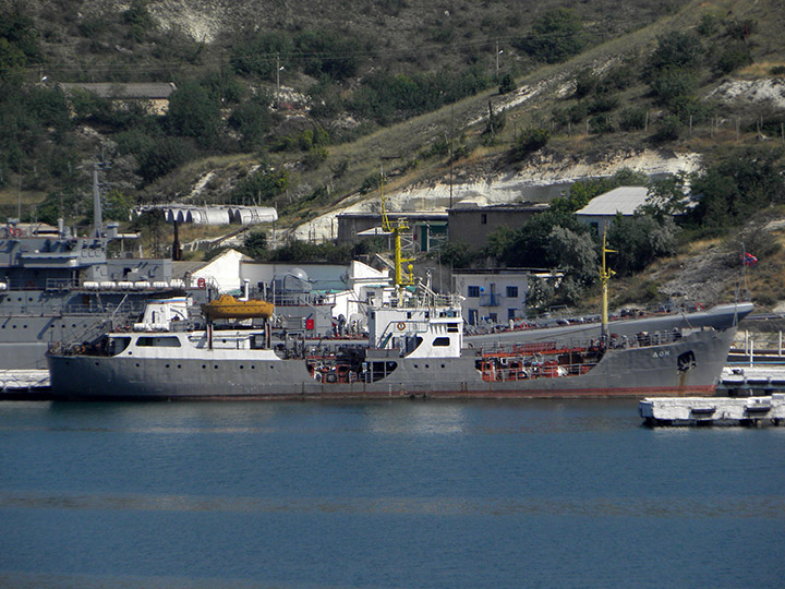 Малый морской танкер "Дон" в Нефтяной гавани Севастополя