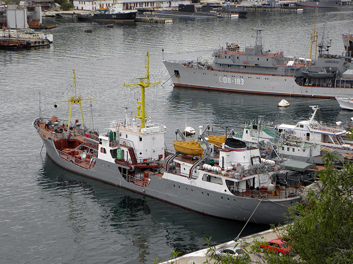 Малый морской танкер "Дон" у причала в Севастополе