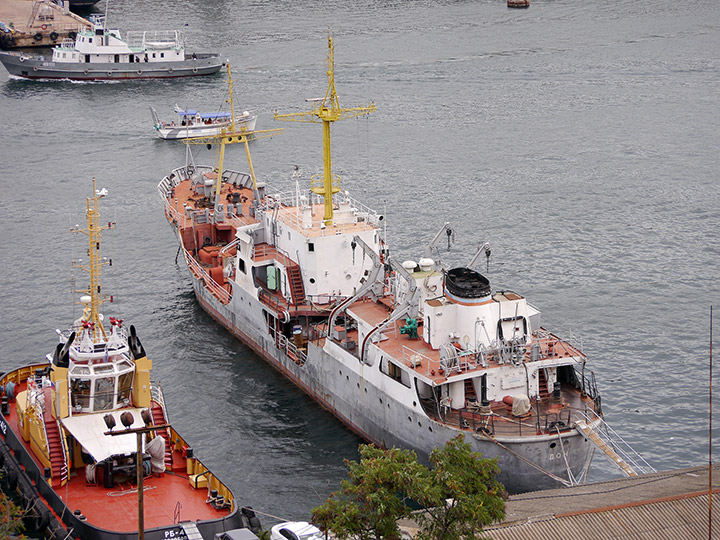 Малый морской танкер "Дон" в Южной бухте Севастополя