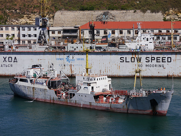 Малый морской танкер "Дон" выводят из Южной бухты Севастополя