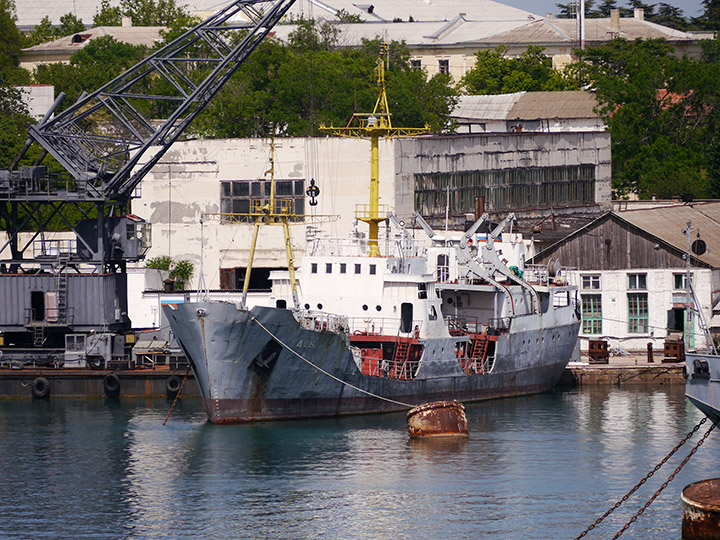 Малый морской танкер "Дон" в Стрелецкой бухте Севастополя