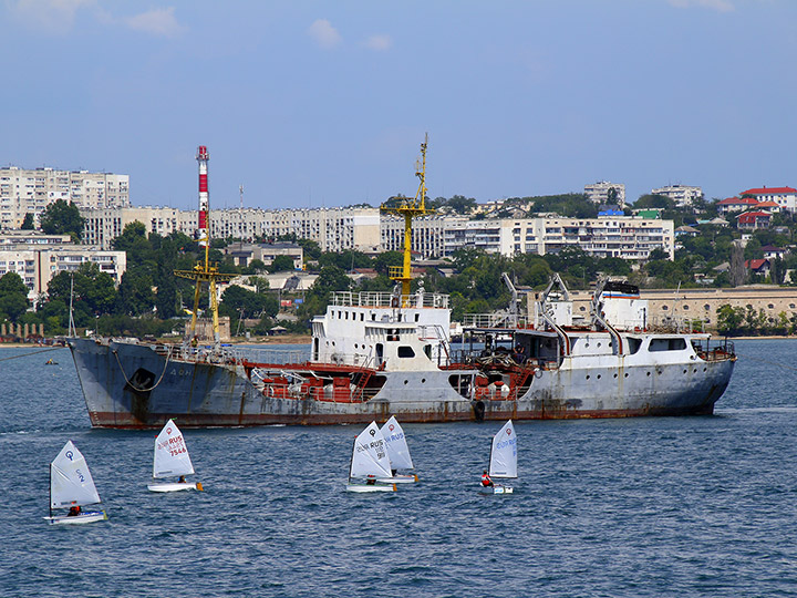 Малый морской танкер "Дон" буксируют из Севастопольской бухты на разделку