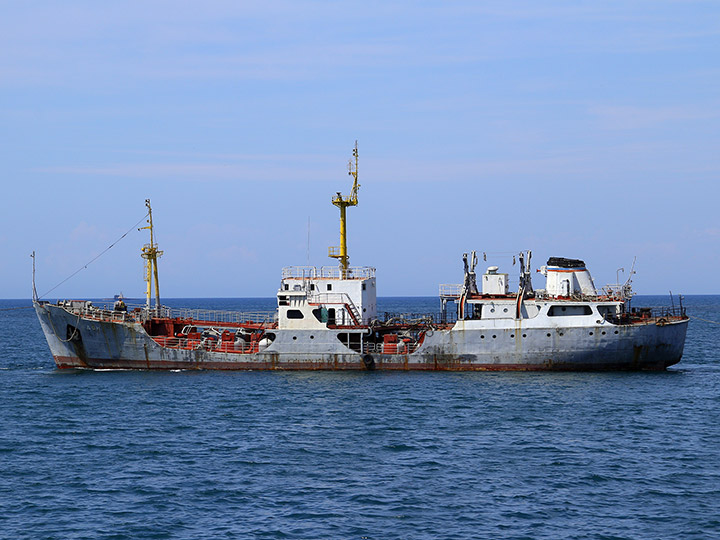Малый морской танкер "Дон" - буксировка судна на разделку