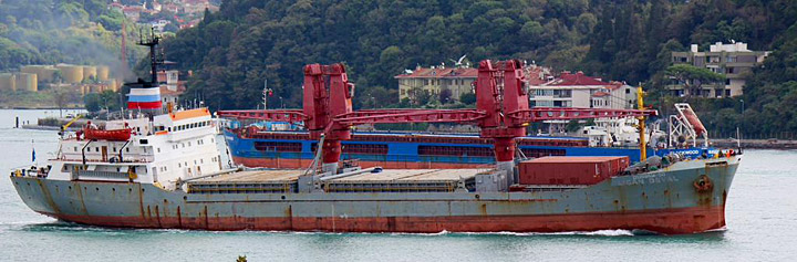 Военный транспорт "Двиница-50" Черноморского флота проходит Босфор