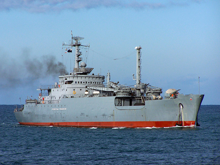 Морской транспорт вооружения "Генерал Рябиков" в море
