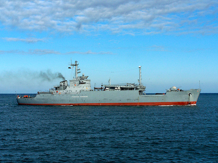 Морской транспорт вооружения "Генерал Рябиков" на ходу - вид на правый борт