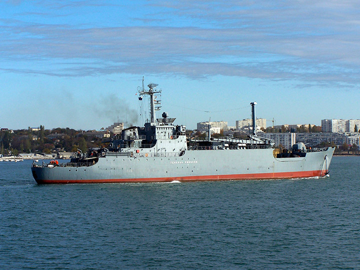 Морской транспорт вооружения "Генерал Рябиков" заходит в Севастопольскую бухту