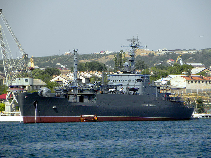"Генерал Рябиков" в парадном строю кораблей Черноморского флота