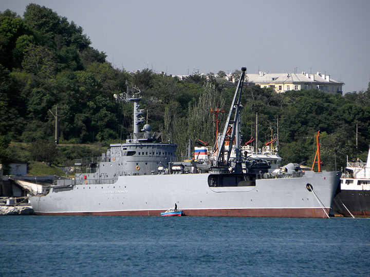 Морской транспорт вооружения "Генерал Рябиков" - поднята грузовая стрела