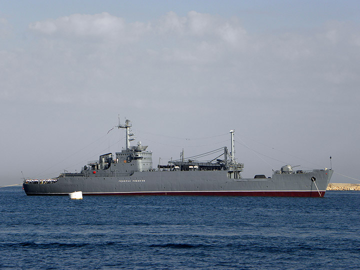 Морской транспорт вооружения "Генерал Рябиков" на праздновании Дня ВМФ