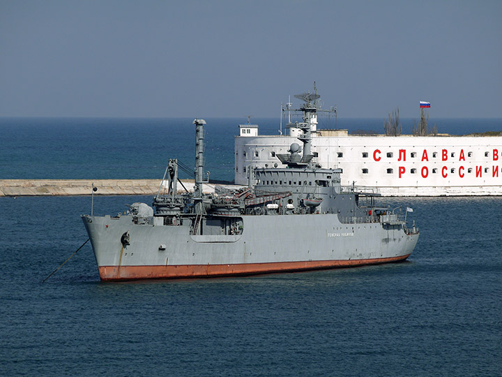 Морской транспорт вооружений "Генерал Рябиков" ЧФ РФ