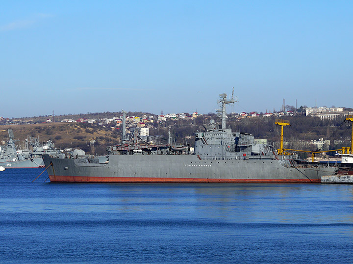 Морской транспорт вооружений "Генерал Рябиков" ЧФ РФ