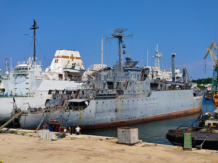 Морской транспорт вооружений "Генерал Рябиков" в Южной бухте Севастополя