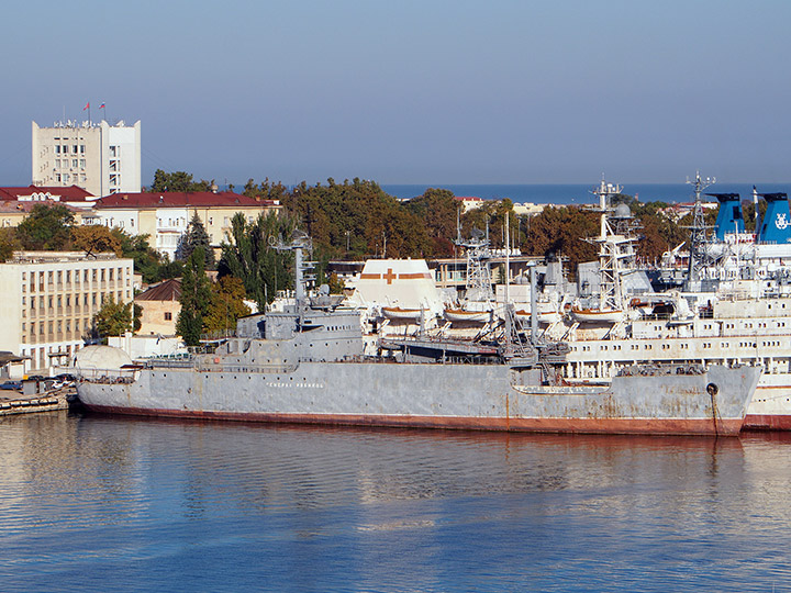 Морской транспорт вооружений "Генерал Рябиков" в Южной бухте Севастополя