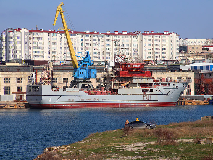 Морской транспорт вооружения "Геннадий Дмитриев" на достройке в Севастополе