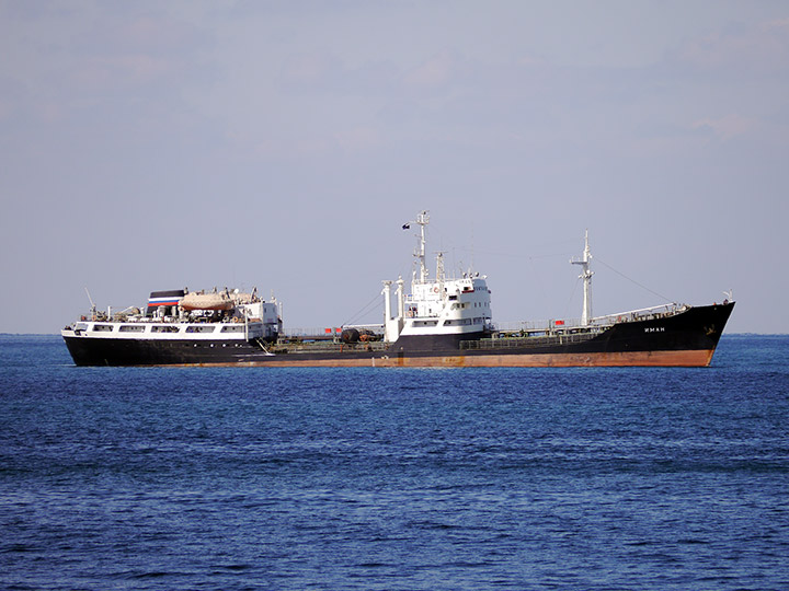 Средний морской танкер "Иман" в море