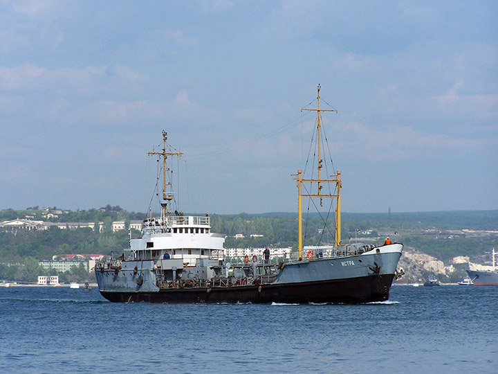 ММТ "Истра" заходит в Южную бухту Севастополя