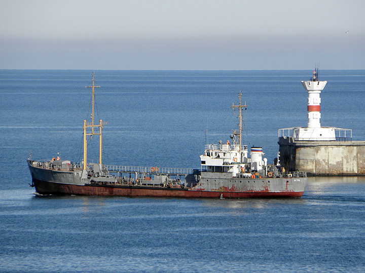 Малый морской танкер "Истра" выходит в море