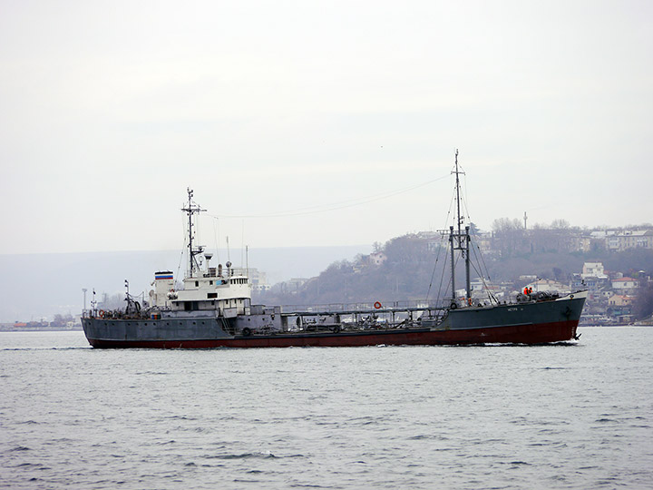Малый морской танкер "Истра" на ходу