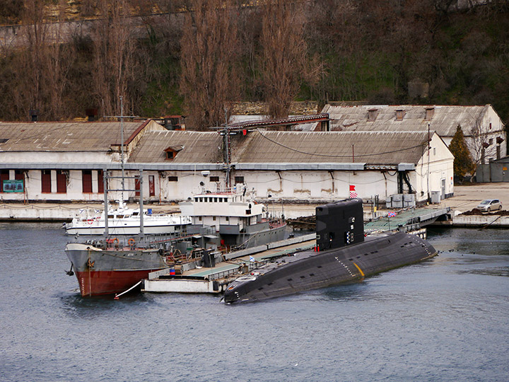 Малый морской танкер "Истра" заправляет подводную лодку "Новороссийск"