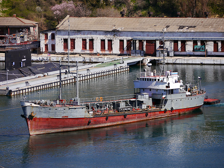 Малый морской танкер "Истра" в Южной бухте Севастополя
