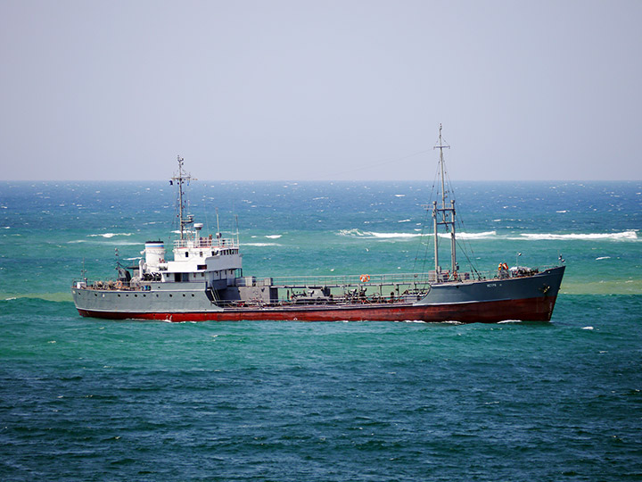 Малый морской танкер "Истра" заходит с Севастопольскую бухту