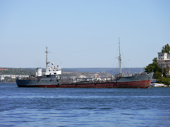Малый морской танкер "Истра" на ходу в Севастопольской бухте