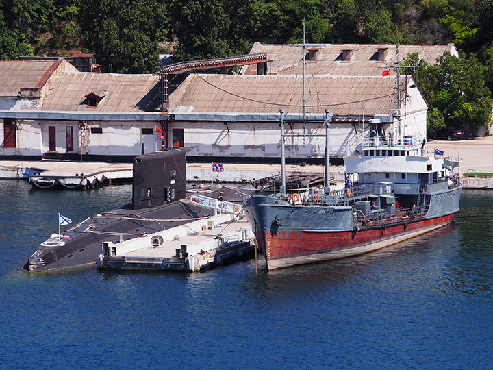 Подводная лодка "Колпино" и малый морской танкер "Истра" ЧФ РФ