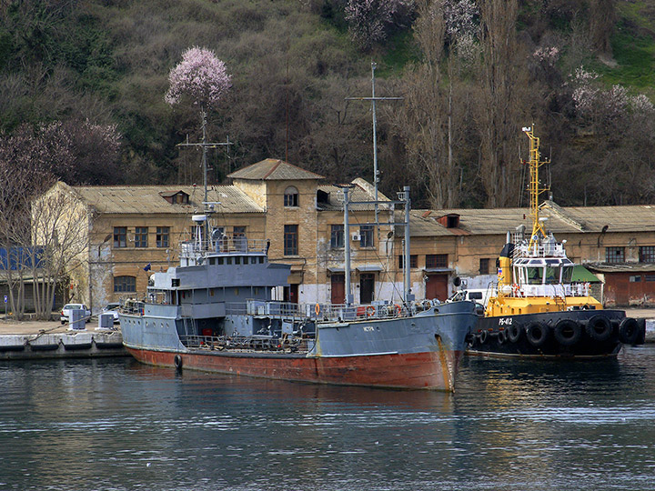 Малый морской танкер "Истра" у причала в Южной бухте Севастополя