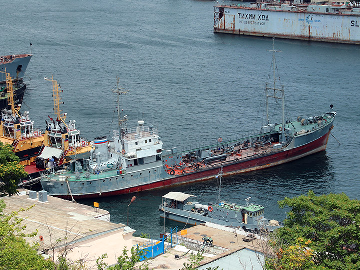 Малый морской танкер "Истра" у причала в Южной бухте Севастополя