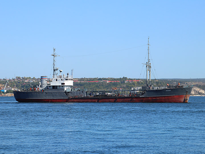 Малый морской танкер "Истра" в Севастопольской бухте