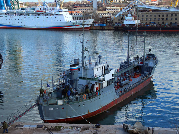 Малый морской танкер "Истра" Черноморского флота у причала в Севастополе