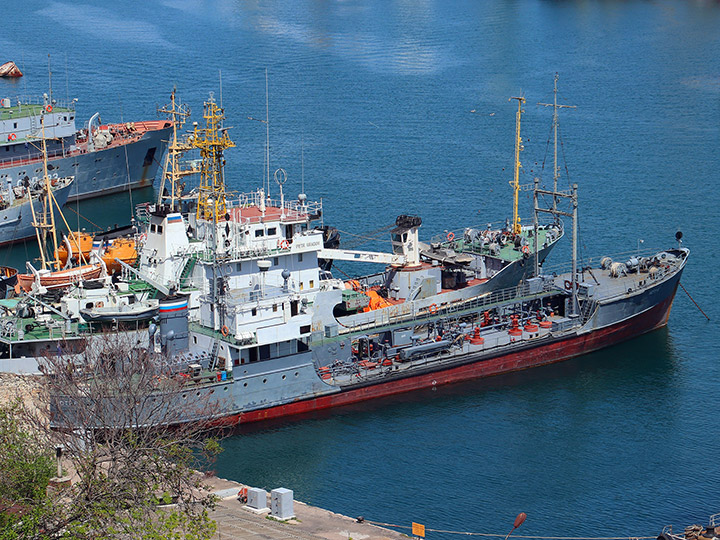 Малый морской танкер "Истра" Черноморского флота у причала Южной бухте Севастополя